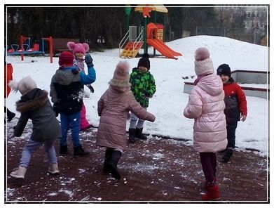 Krasnoludki - zimowe zabawy na śniegu