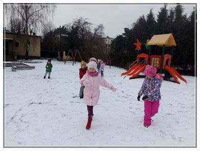 Krasnoludki - zimowe zabawy na śniegu