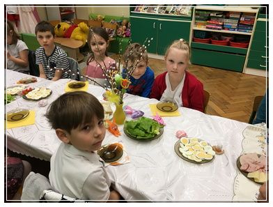 Krasnoludki - śniadanie Wielkanocne i zajączek w przedszkolu