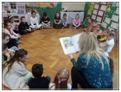 Spotkanie z książką - pracownicy Biblioteki Dziecięcej czytają bajki Krasnoludkom