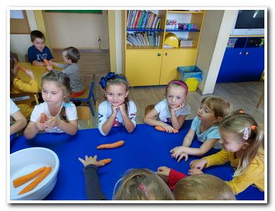Przedszkolaki robią sałatkę marchewkowo-jabłkową
